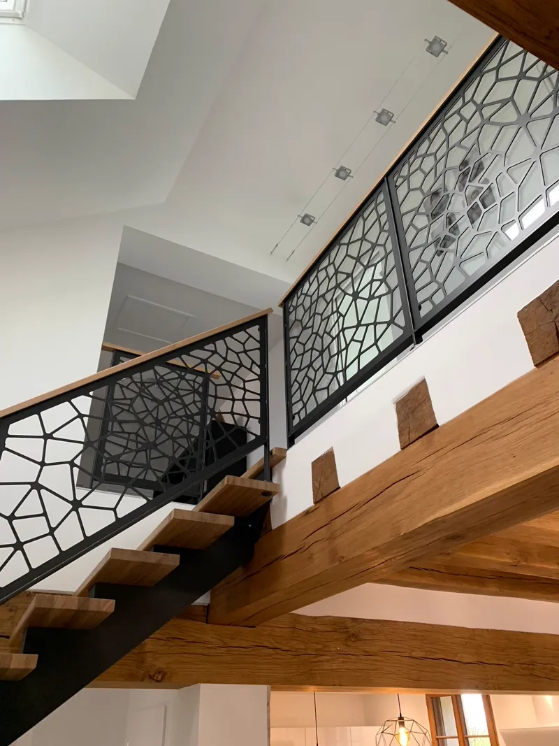 Escalier métal après rénovation — résultat EscaDéco.