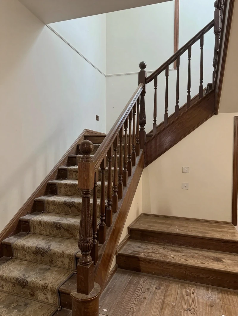 Escalier métal avant rénovation — état d'origine.