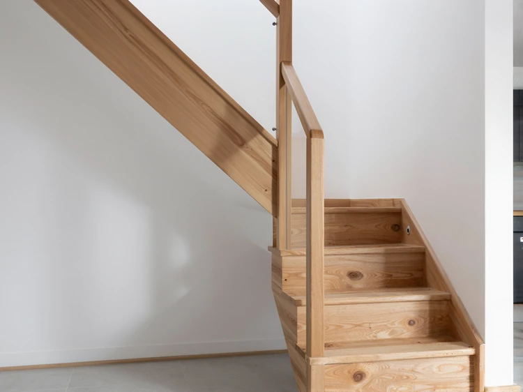 Artisan posant un escalier sur mesure — savoir-faire EscaDéco.